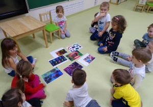 Dzieci ogladają ilustracje bakterii i wirusów